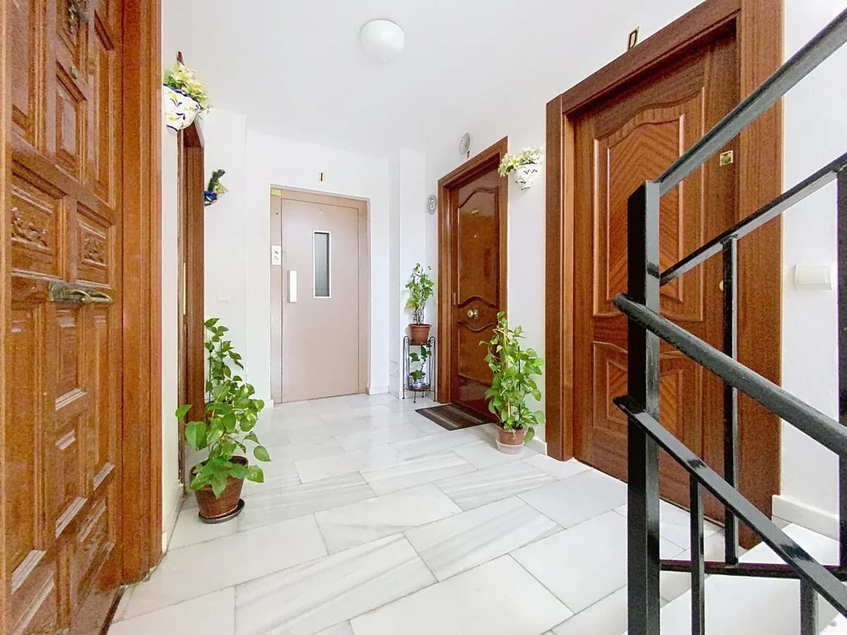 3 Bedroom Middle Floor Apartment for Sale in Estepona, Málaga - Image 3