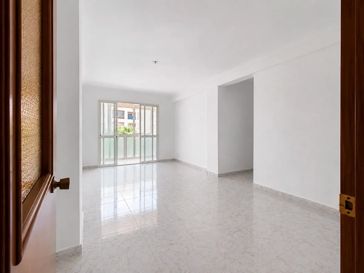 3 Bedroom Middle Floor Apartment for Sale in Estepona, Málaga - Image 4