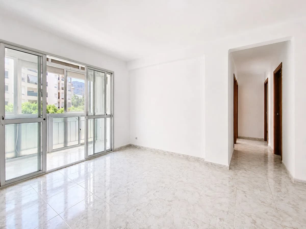 3 Bedroom Middle Floor Apartment for Sale in Estepona, Málaga - Image 5