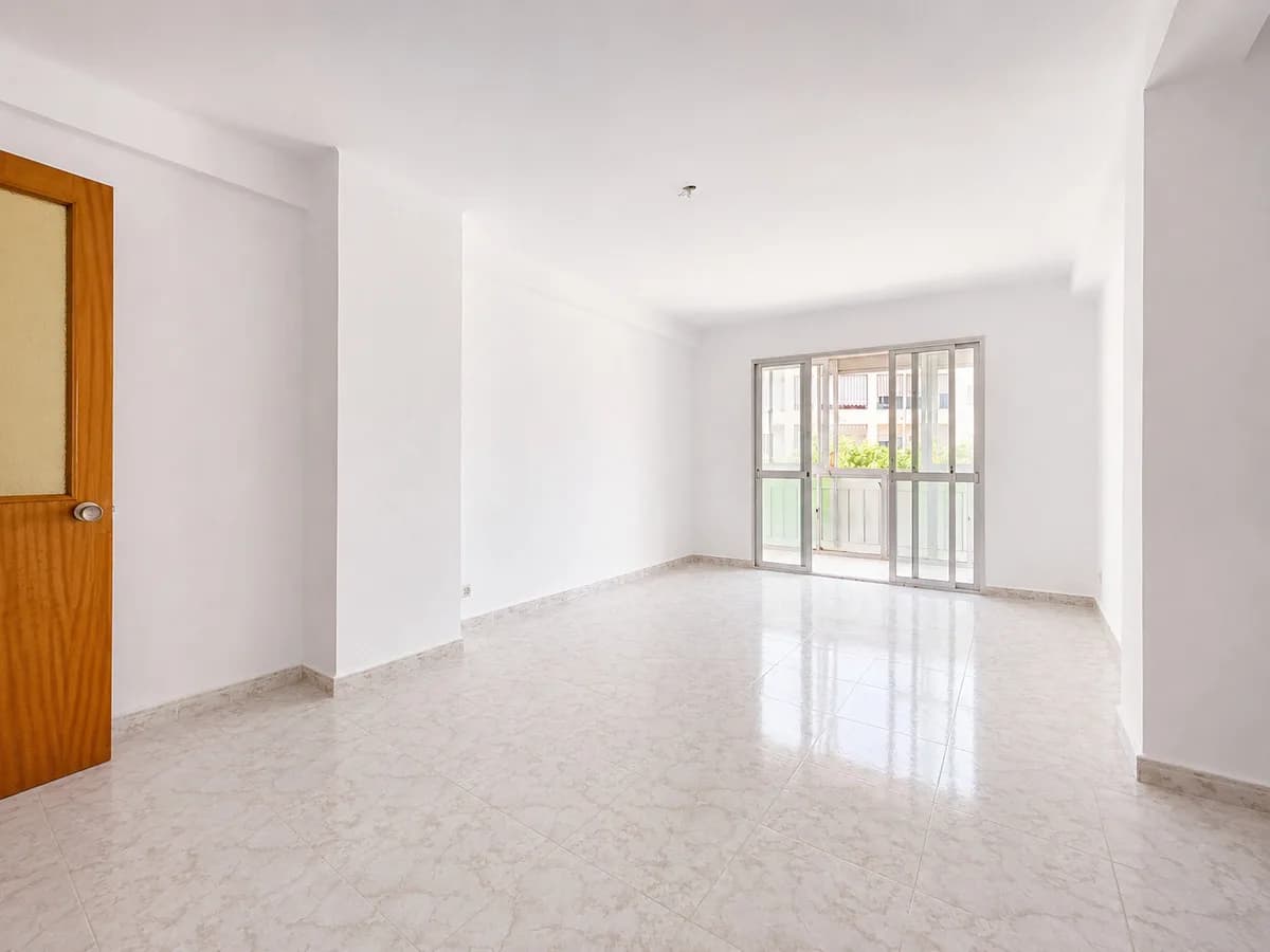 3 Bedroom Middle Floor Apartment for Sale in Estepona, Málaga - Image 6