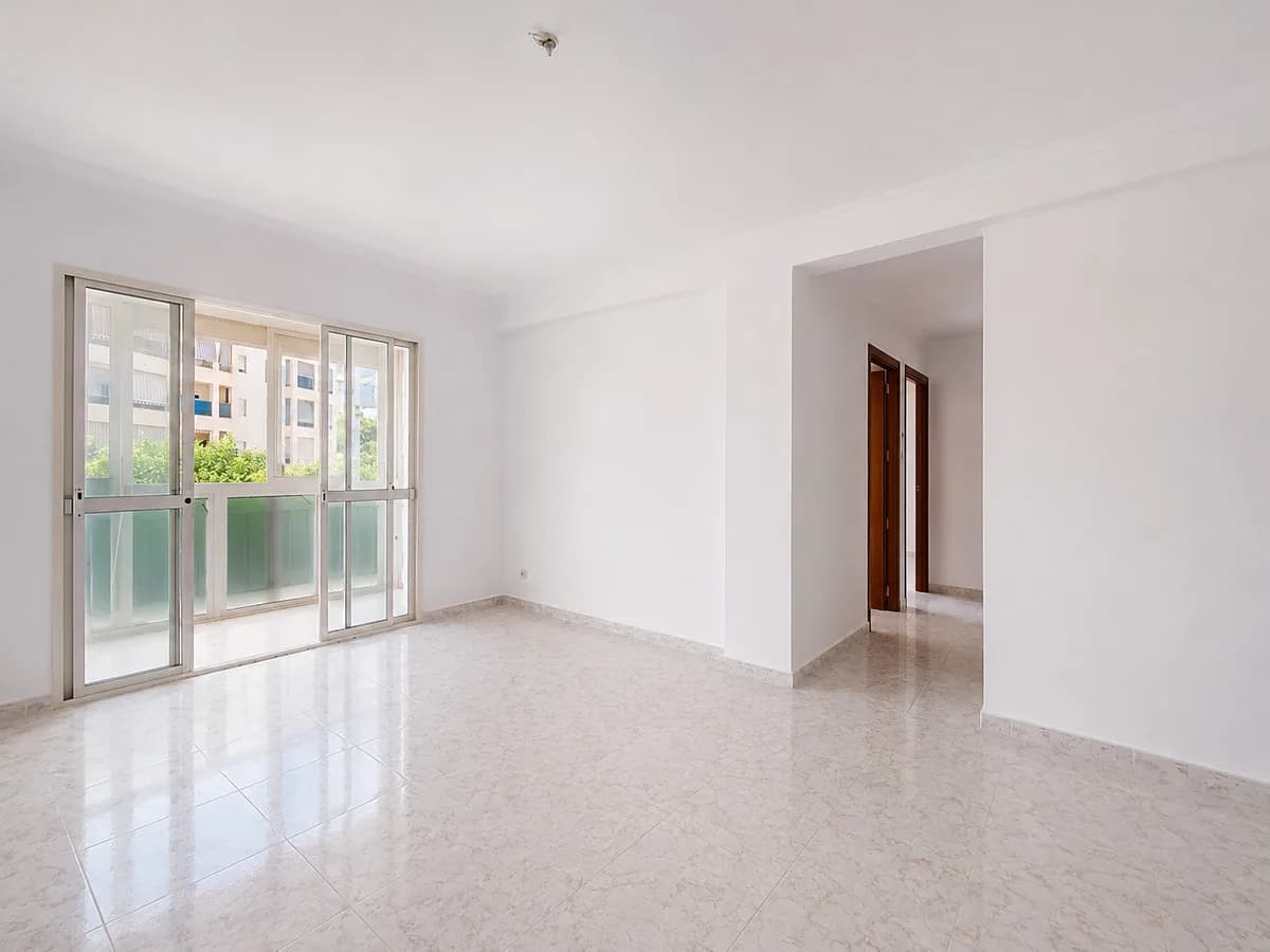 3 Bedroom Middle Floor Apartment for Sale in Estepona, Málaga - Image 7