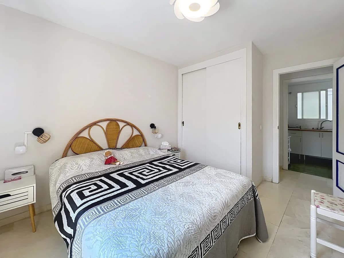 2 Bedroom Middle Floor Apartment for Sale in San Luis de Sabinillas, Málaga - Image 8