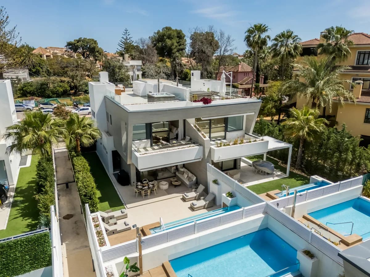 5 Bedroom Semi-Detached House for Sale in Puerto Banús, Málaga - Image 2