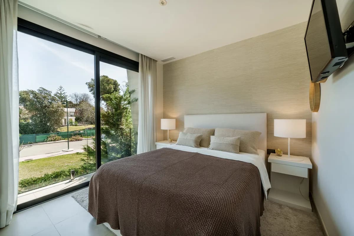 5 Bedroom Semi-Detached House for Sale in Puerto Banús, Málaga - Image 8