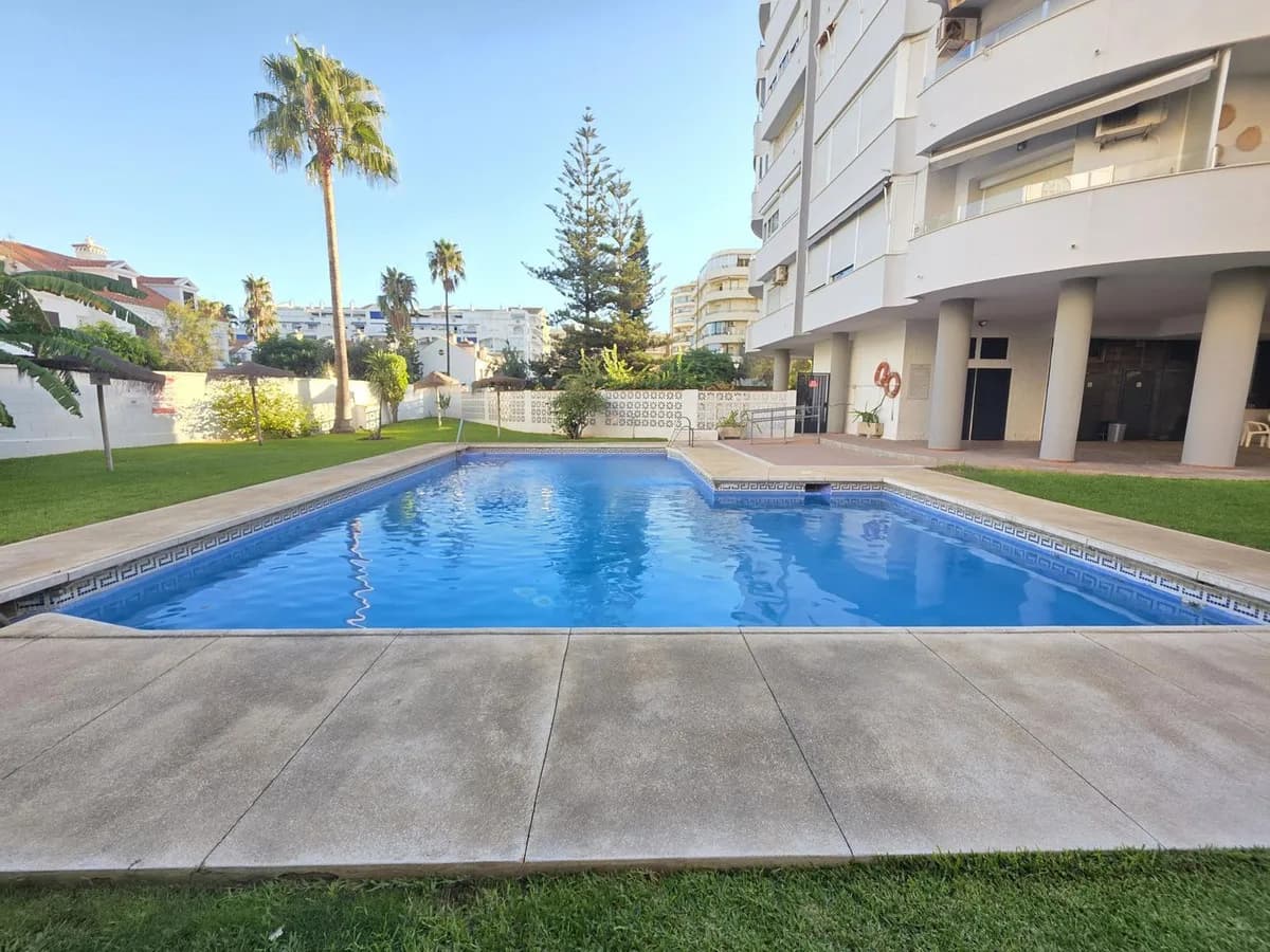 2 Bedroom Middle Floor Apartment for Sale in Fuengirola, Málaga - Image 2