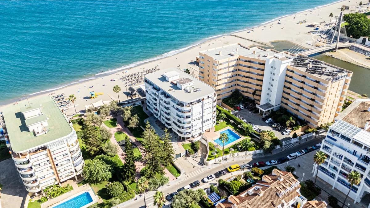 2 Bedroom Middle Floor Apartment for Sale in Fuengirola, Málaga - Image 3