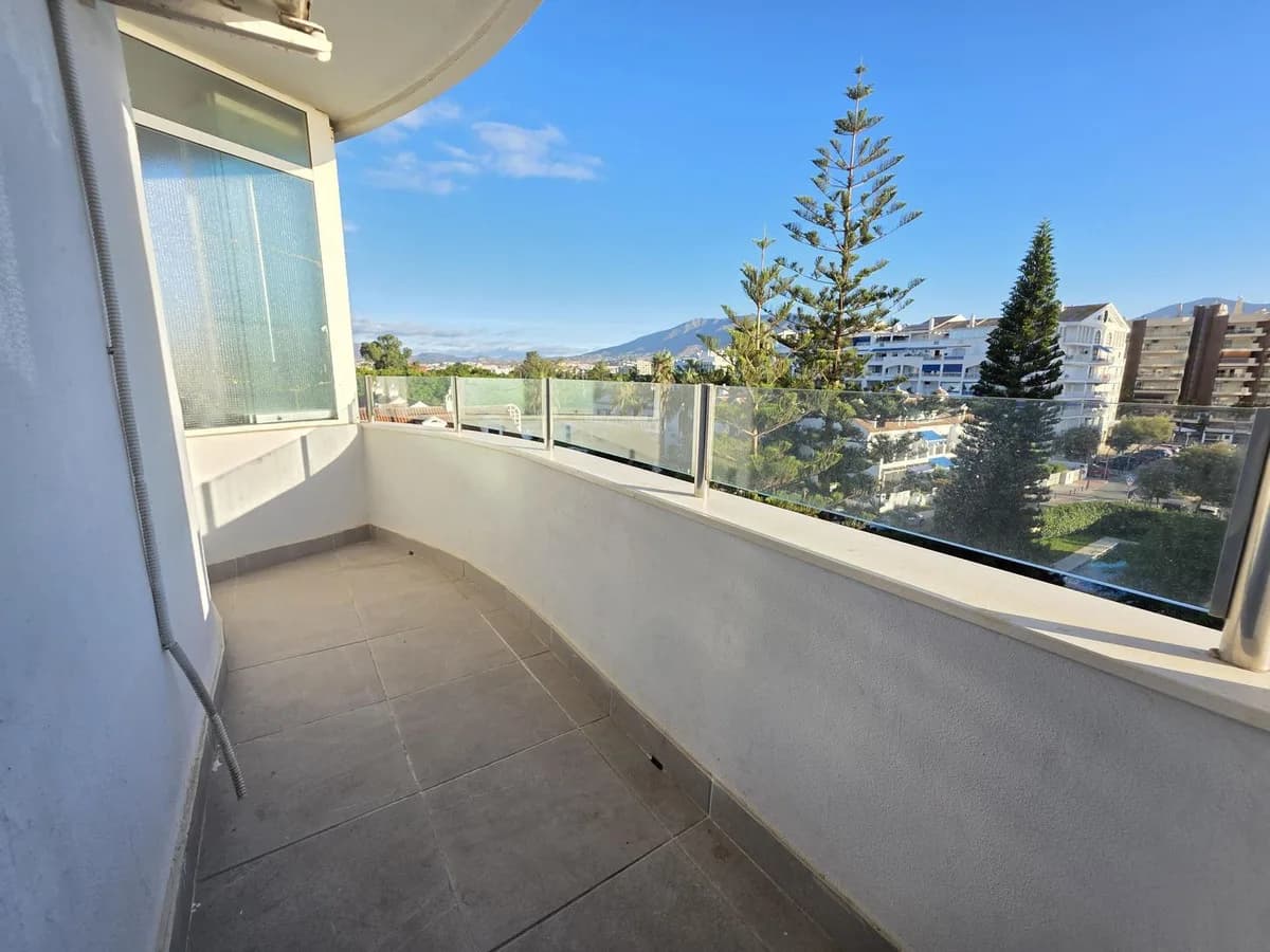 2 Bedroom Middle Floor Apartment for Sale in Fuengirola, Málaga - Image 5