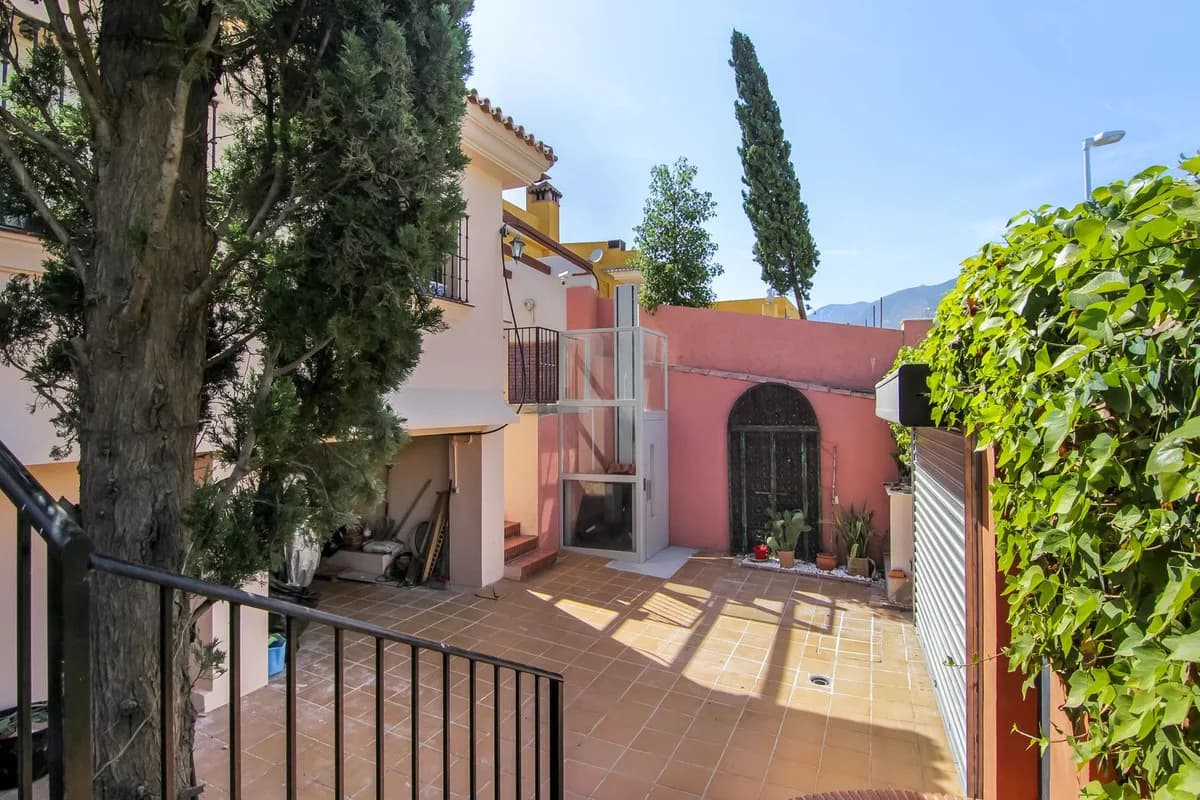 3 Bedroom Detached Villa for Sale in Fuengirola, Málaga - Image 3