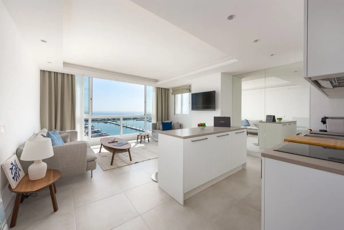 2 Bedroom Penthouse for Sale in Puerto Banús, Málaga - Image 3