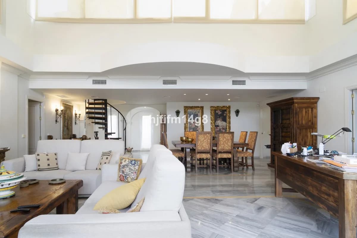 4 Bedroom Penthouse for Sale in Nueva Andalucía, Málaga - Image 7
