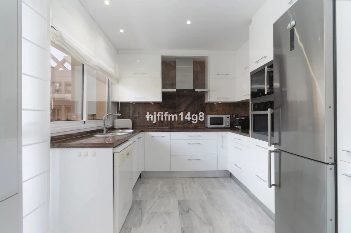 4 Bedroom Penthouse for Sale in Nueva Andalucía, Málaga - Image 9