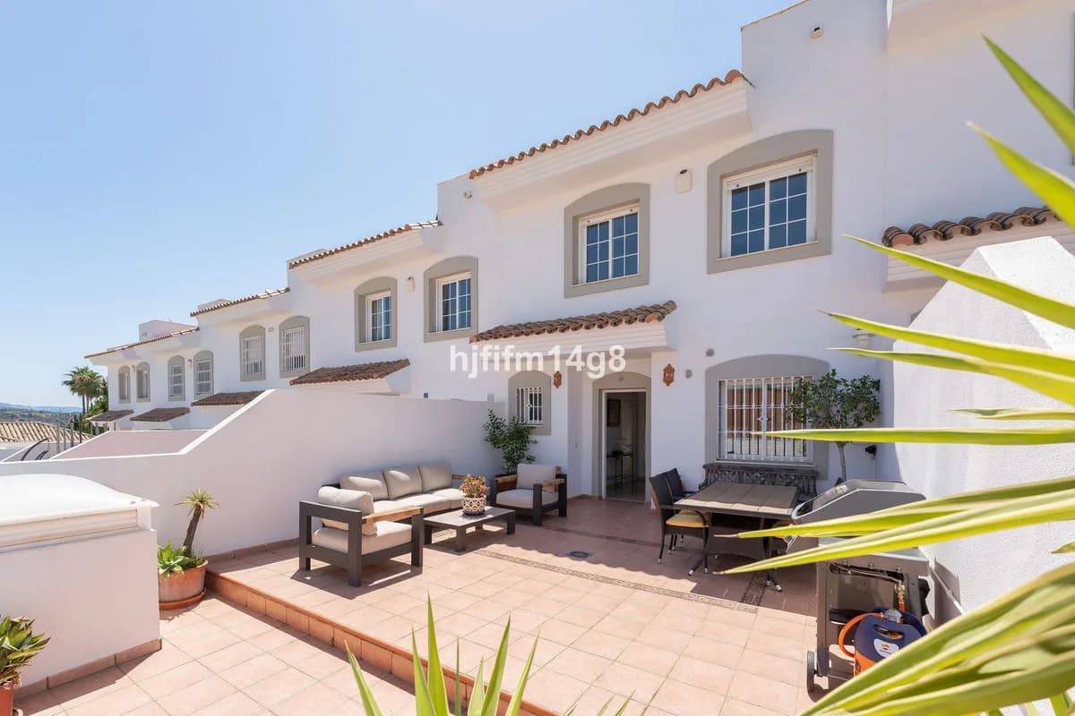 3 Bedroom Townhouse for Sale in Nueva Andalucía, Málaga - Image 3