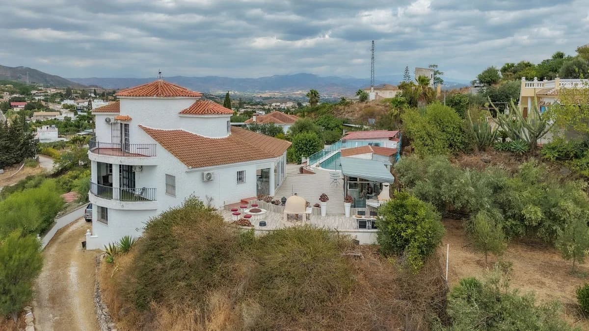 6 Bedroom Detached Villa for Sale in Alhaurín de la Torre, Málaga - Image 6