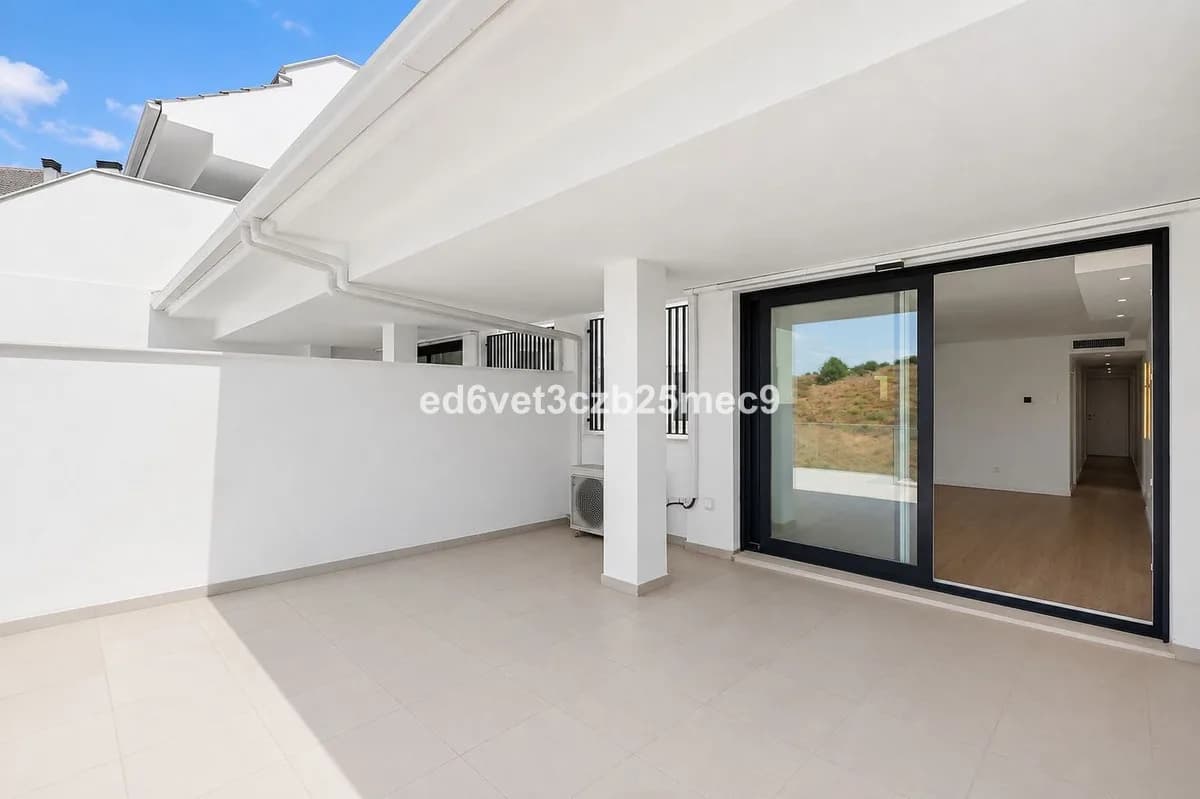 2 Bedroom Middle Floor Apartment for Sale in Fuengirola, Málaga - Image 3