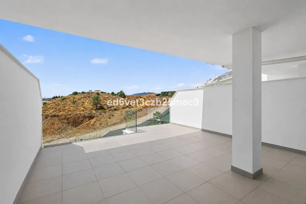2 Bedroom Middle Floor Apartment for Sale in Fuengirola, Málaga - Image 4