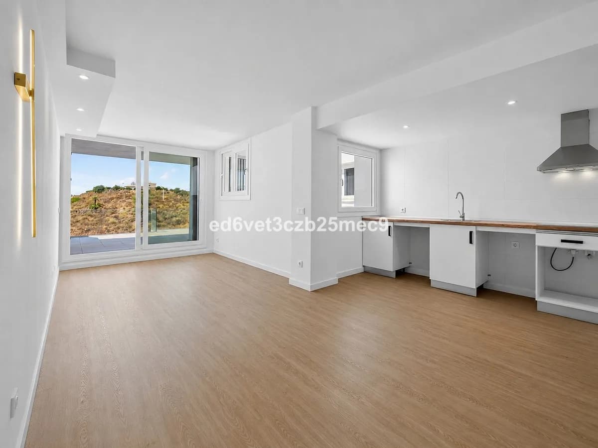 2 Bedroom Middle Floor Apartment for Sale in Fuengirola, Málaga - Image 9