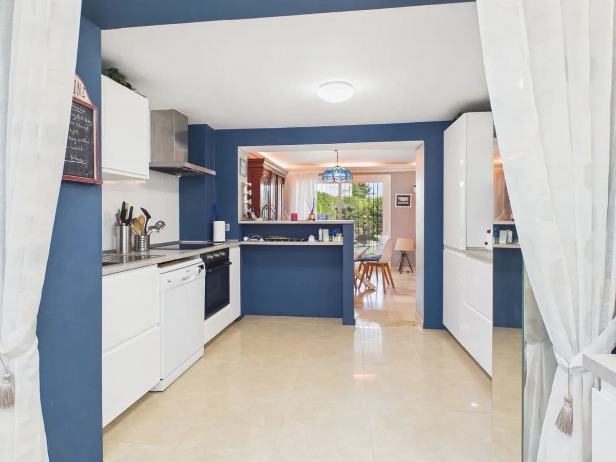 4 Bedroom Townhouse for Sale in Selwo, Málaga - Image 3