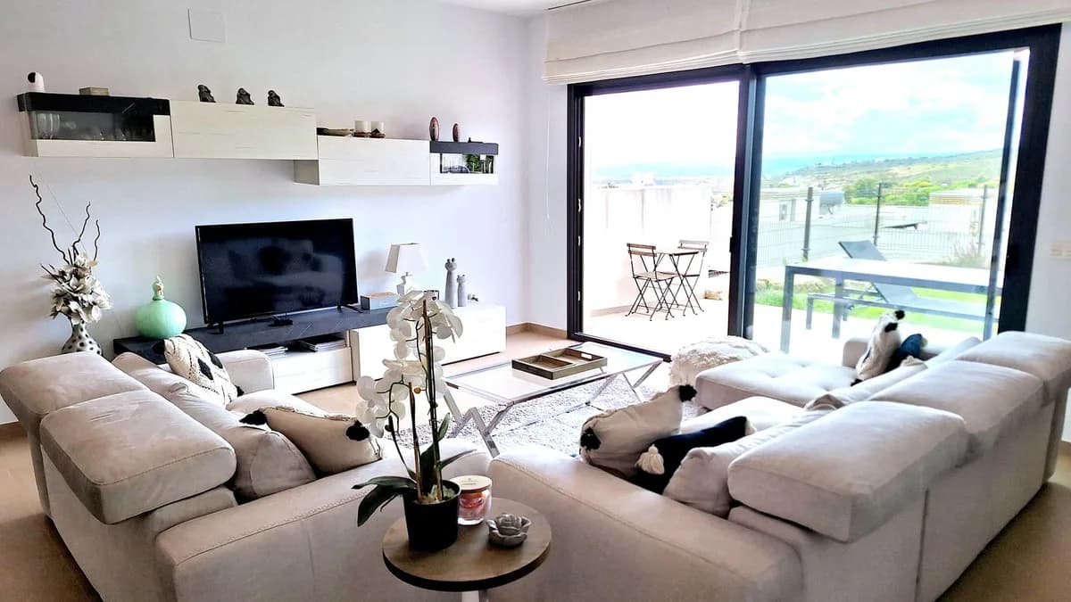 4 Bedroom Semi-Detached House for Sale in Manilva, Málaga - Image 3