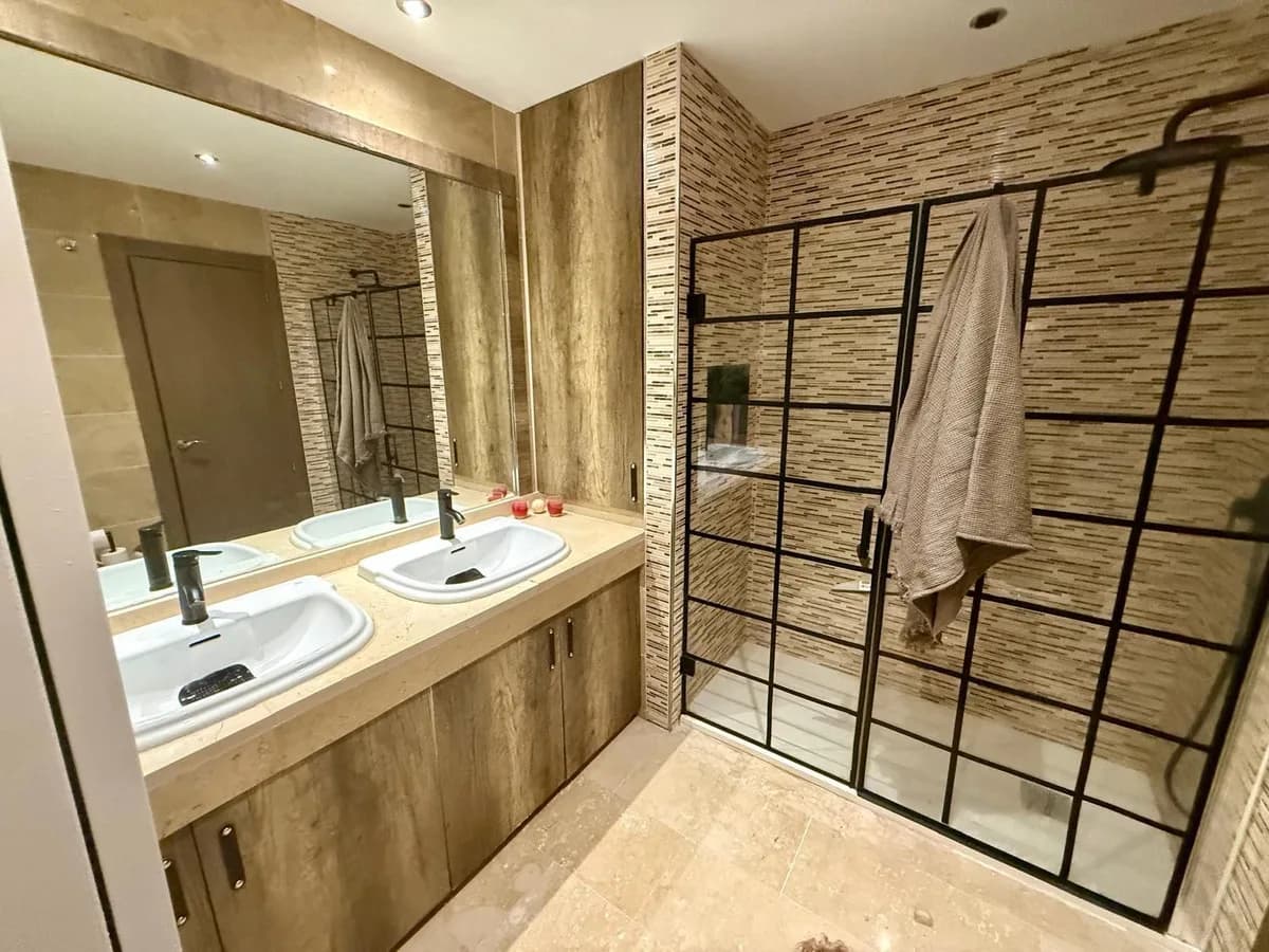 2 Bedroom Middle Floor Apartment for Sale in Calahonda, Málaga - Image 3