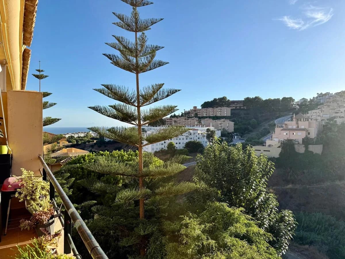 2 Bedroom Middle Floor Apartment for Sale in Calahonda, Málaga - Image 8