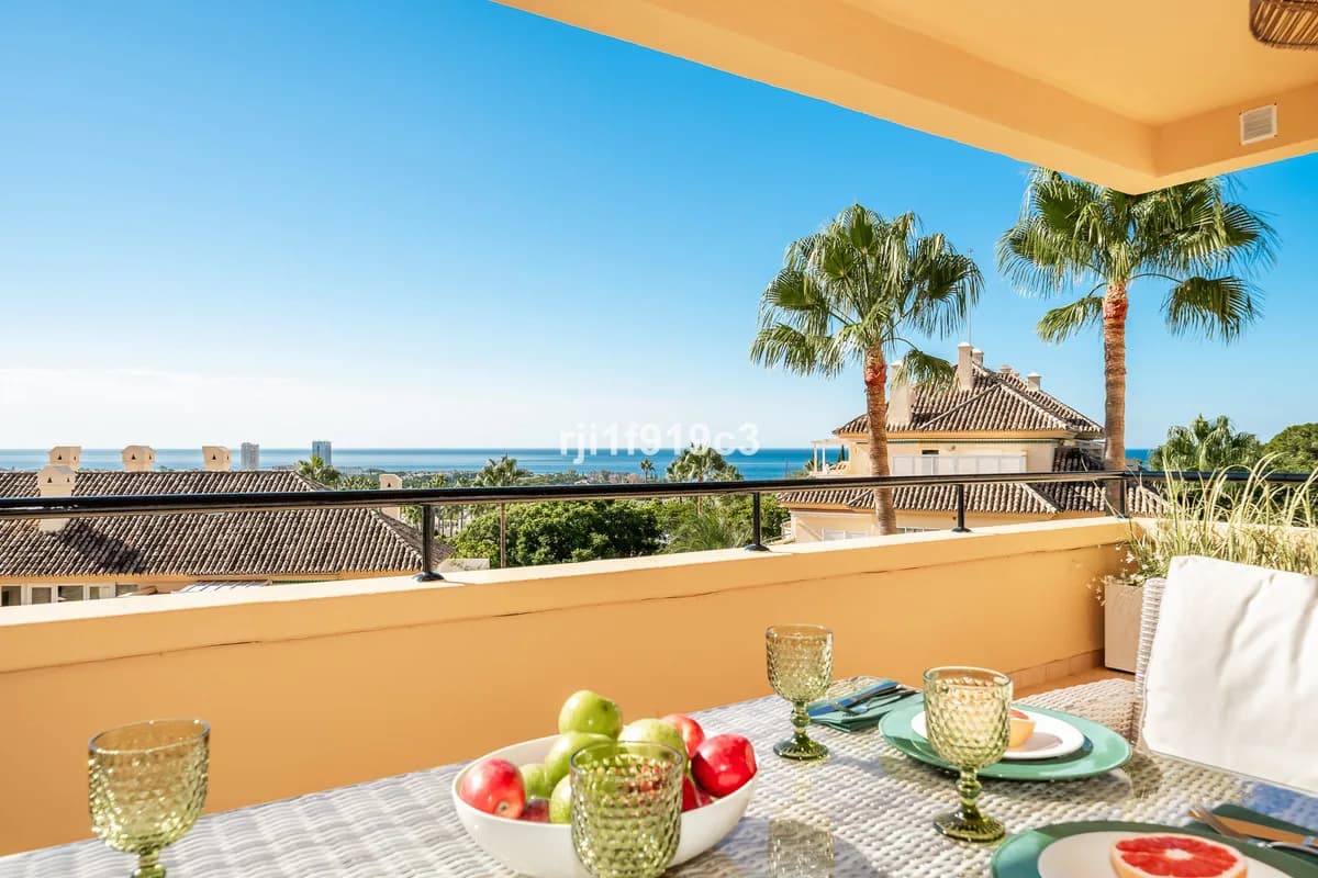 3 Bedroom Middle Floor Apartment for Sale in Elviria, Málaga