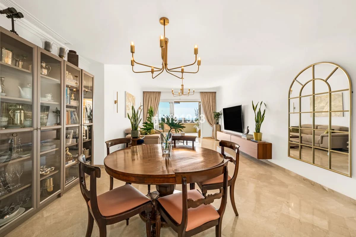3 Bedroom Middle Floor Apartment for Sale in Elviria, Málaga - Image 2