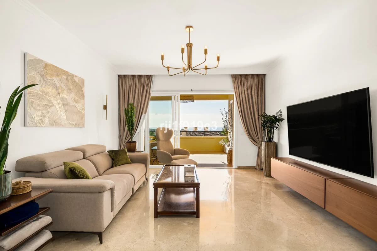 3 Bedroom Middle Floor Apartment for Sale in Elviria, Málaga - Image 3