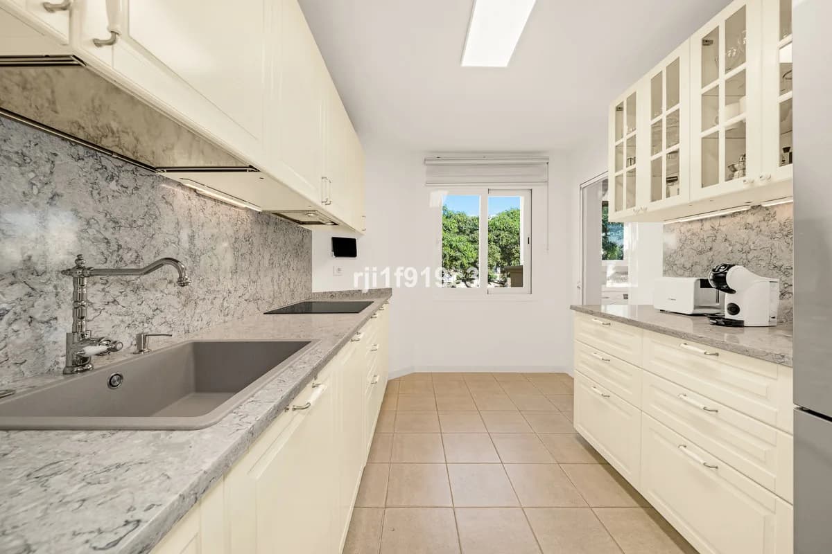 3 Bedroom Middle Floor Apartment for Sale in Elviria, Málaga - Image 4