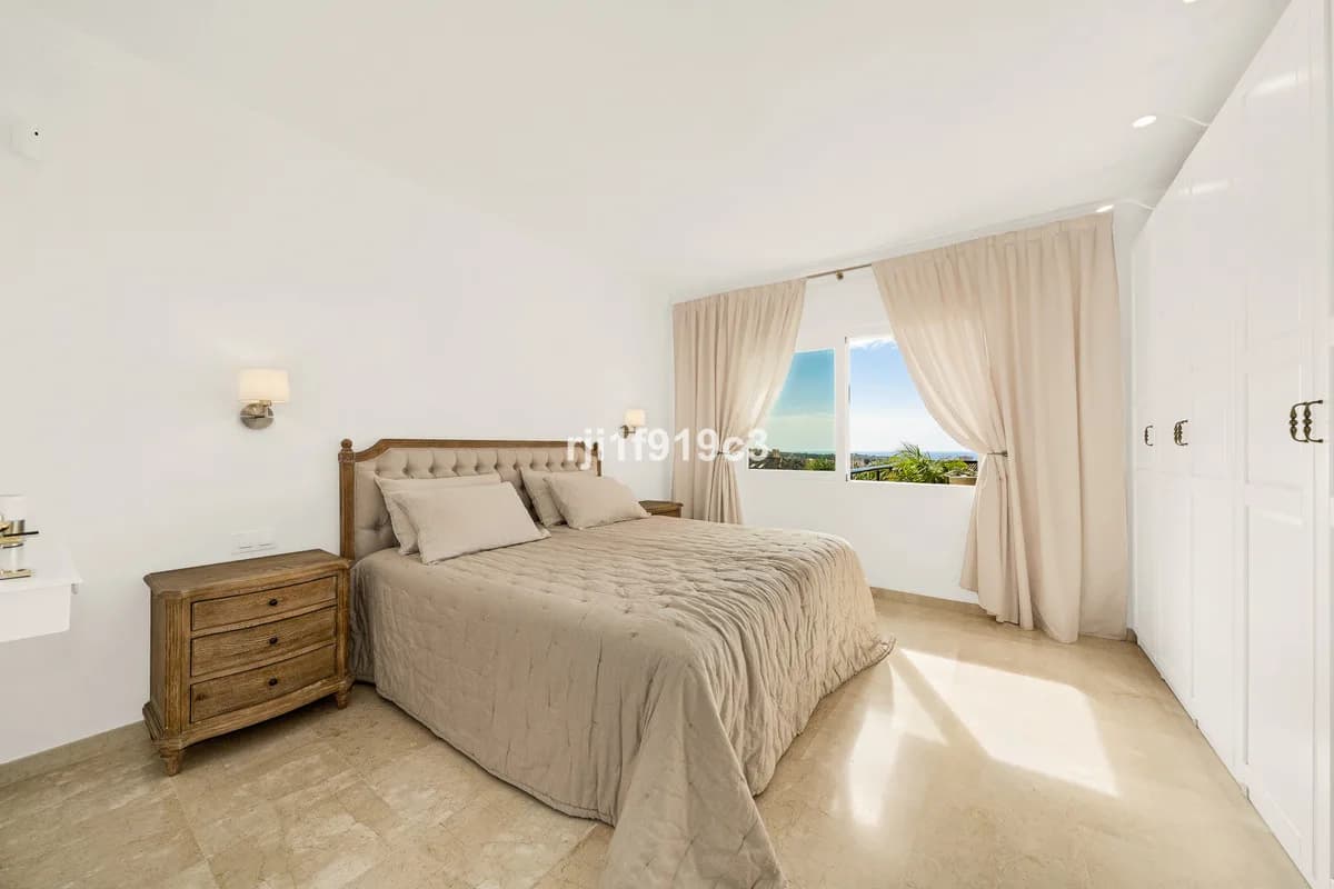 3 Bedroom Middle Floor Apartment for Sale in Elviria, Málaga - Image 5