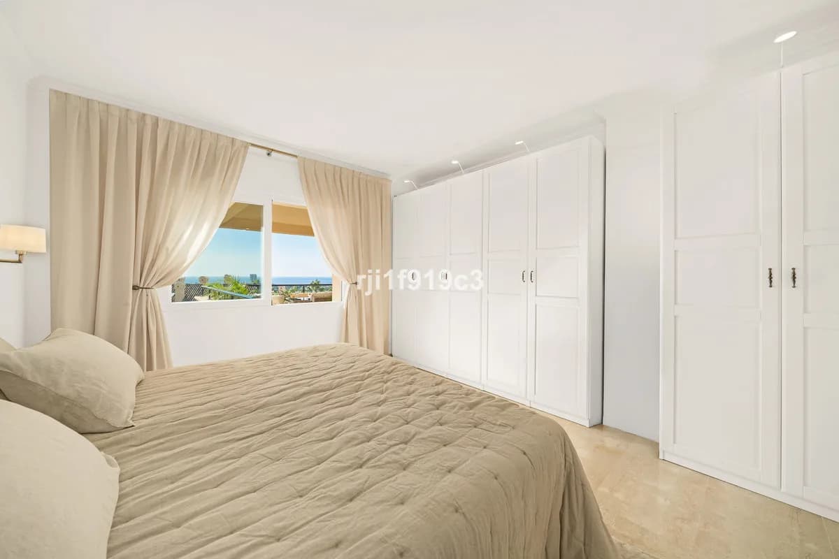 3 Bedroom Middle Floor Apartment for Sale in Elviria, Málaga - Image 6