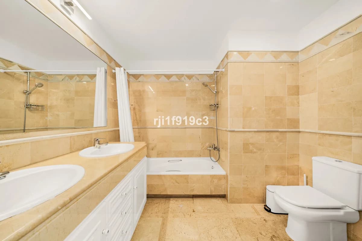 3 Bedroom Middle Floor Apartment for Sale in Elviria, Málaga - Image 7