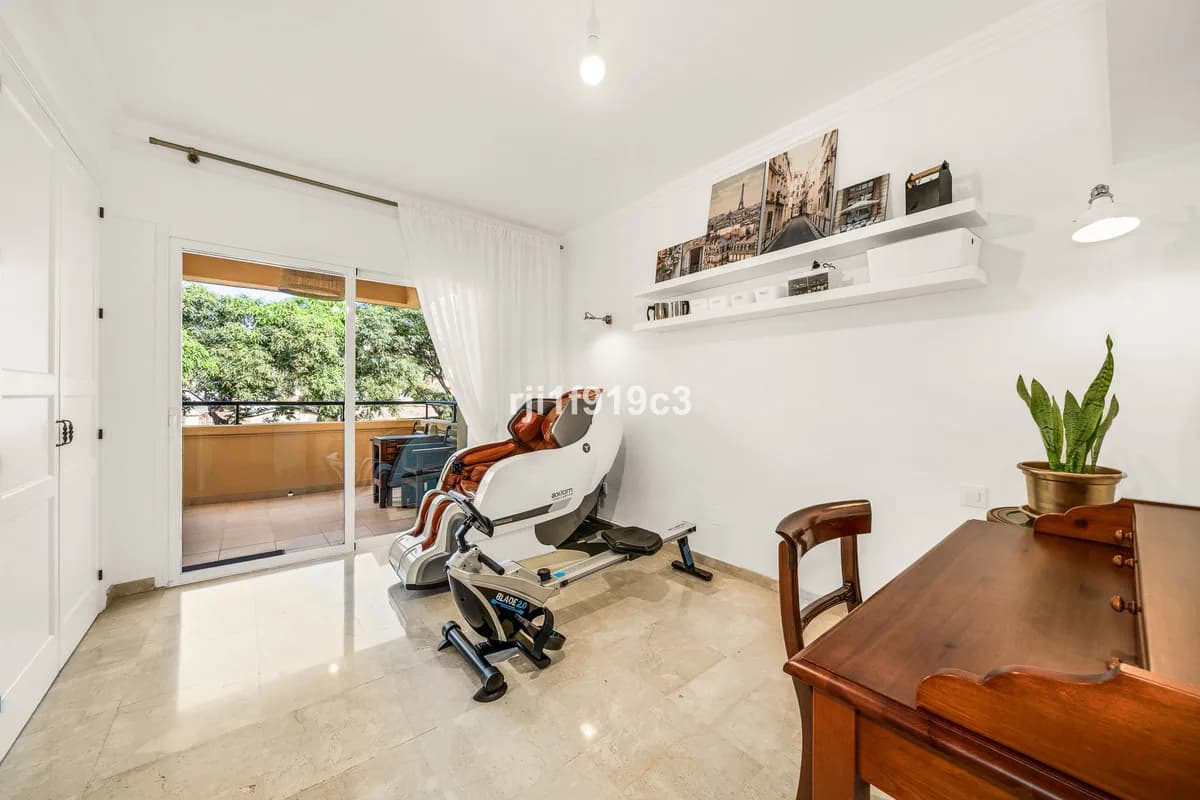 3 Bedroom Middle Floor Apartment for Sale in Elviria, Málaga - Image 8