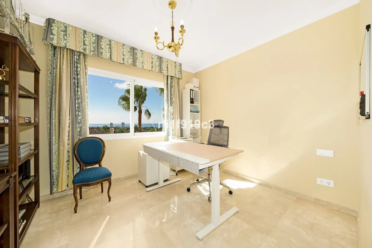 3 Bedroom Middle Floor Apartment for Sale in Elviria, Málaga - Image 9