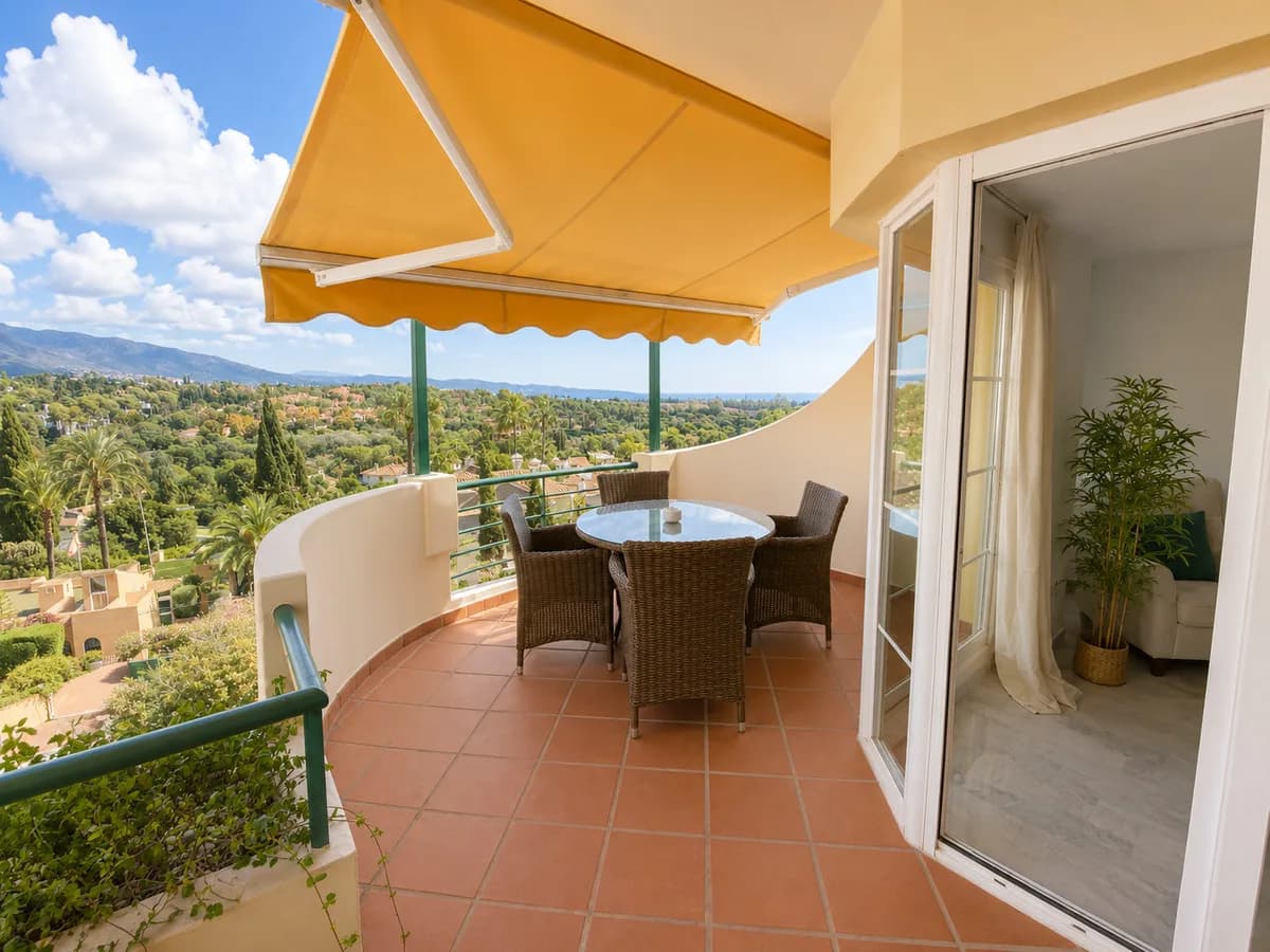 2 Bedroom Middle Floor Apartment for Sale in Nueva Andalucía, Málaga - Image 2