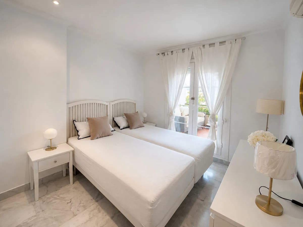 2 Bedroom Middle Floor Apartment for Sale in Nueva Andalucía, Málaga - Image 7