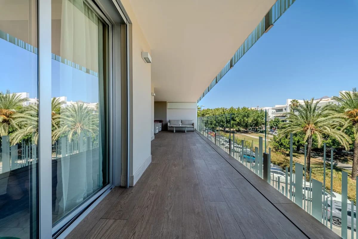 3 Bedroom Middle Floor Apartment for Sale in San Pedro de Alcántara, Málaga - Image 2
