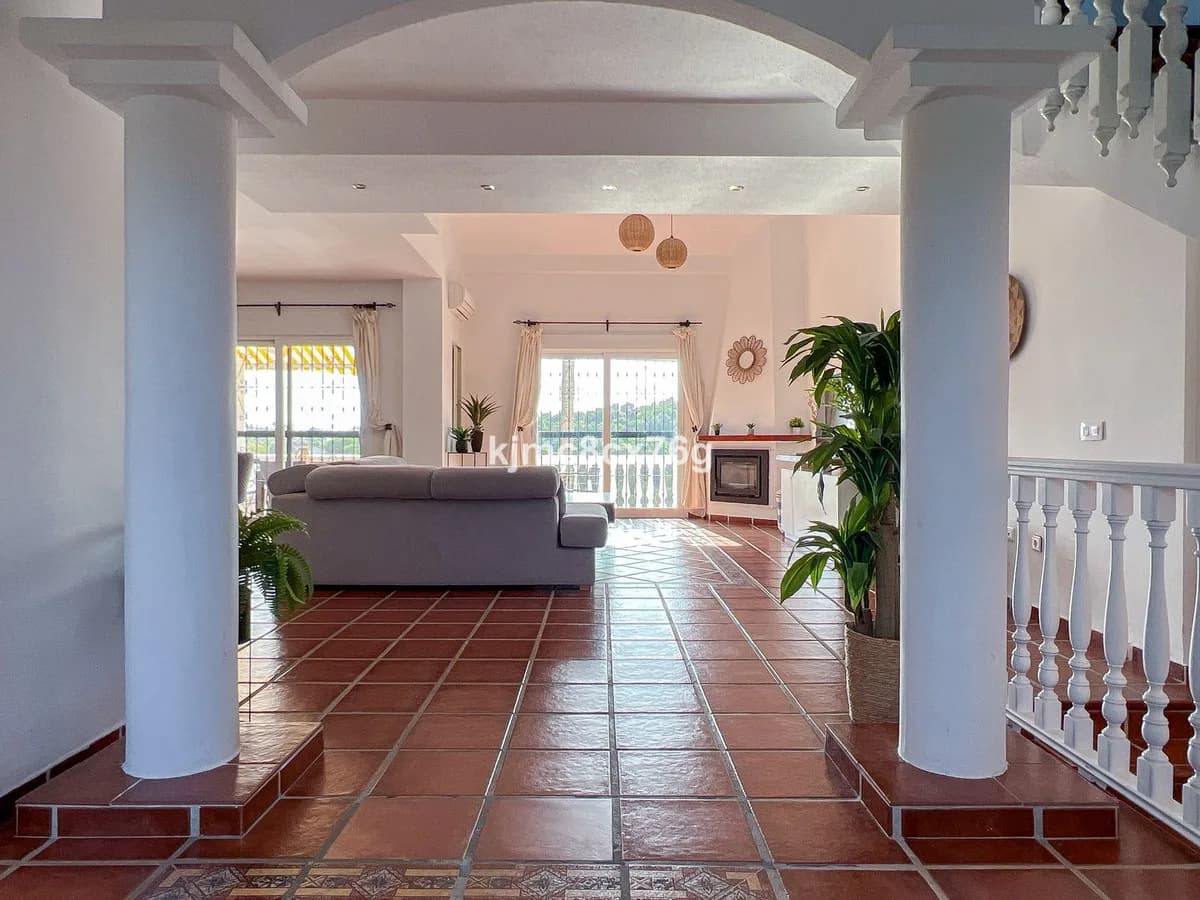 4 Bedroom Townhouse for Sale in Calahonda, Málaga - Image 3