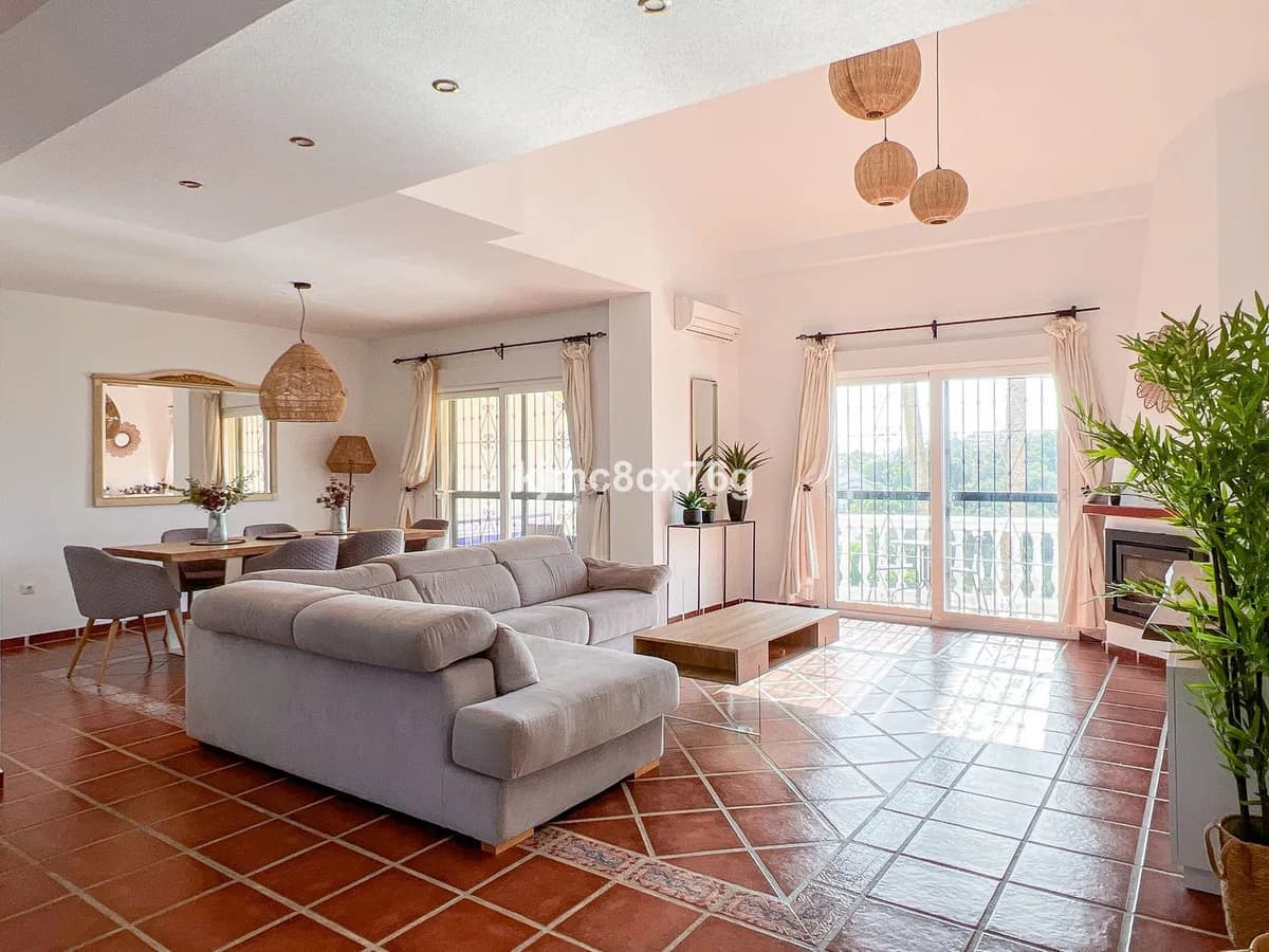 4 Bedroom Townhouse for Sale in Calahonda, Málaga - Image 4