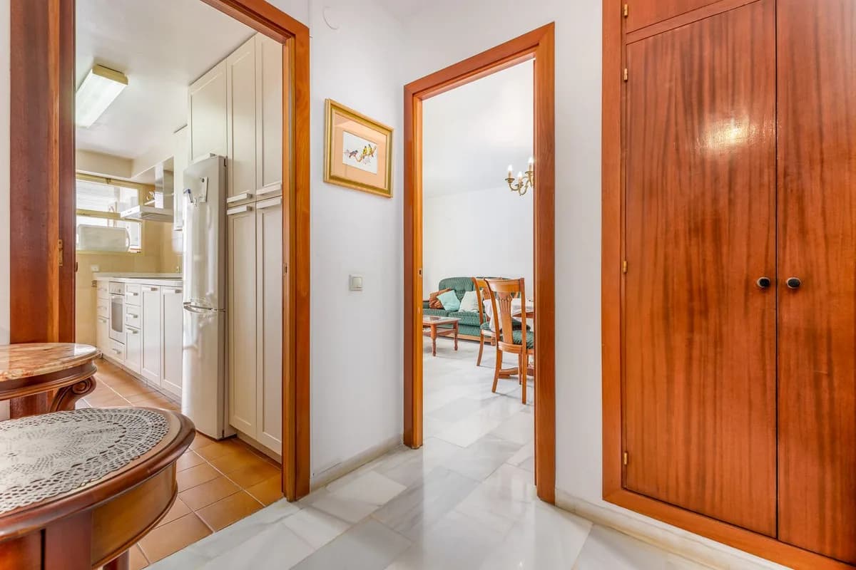 2 Bedroom Middle Floor Apartment for Sale in Fuengirola, Málaga - Image 3