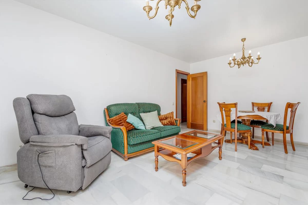 2 Bedroom Middle Floor Apartment for Sale in Fuengirola, Málaga - Image 5
