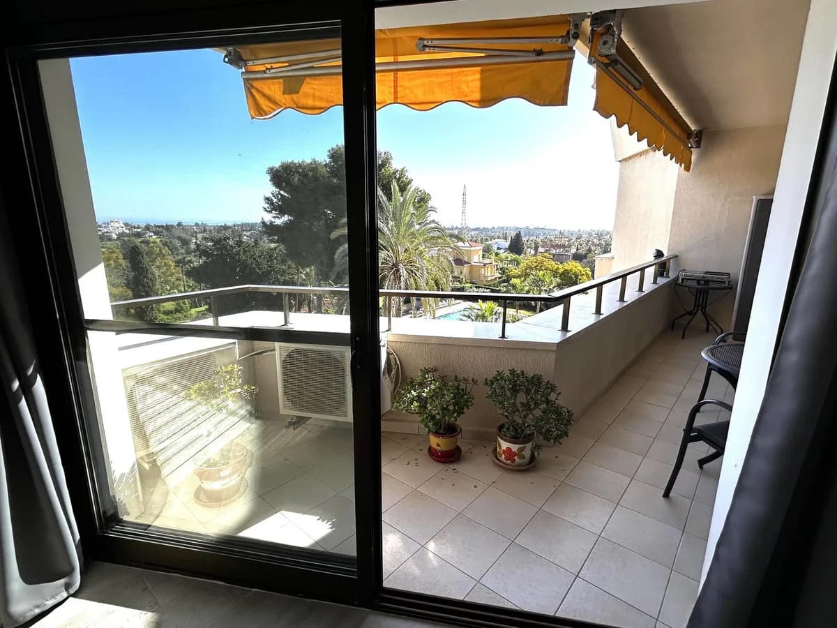 2 Bedroom Middle Floor Apartment for Sale in Estepona, Málaga - Image 4