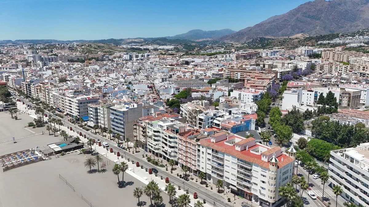 3 Bedroom Middle Floor Apartment for Sale in Estepona, Málaga - Image 2