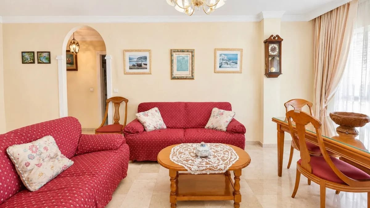 3 Bedroom Middle Floor Apartment for Sale in Estepona, Málaga - Image 3