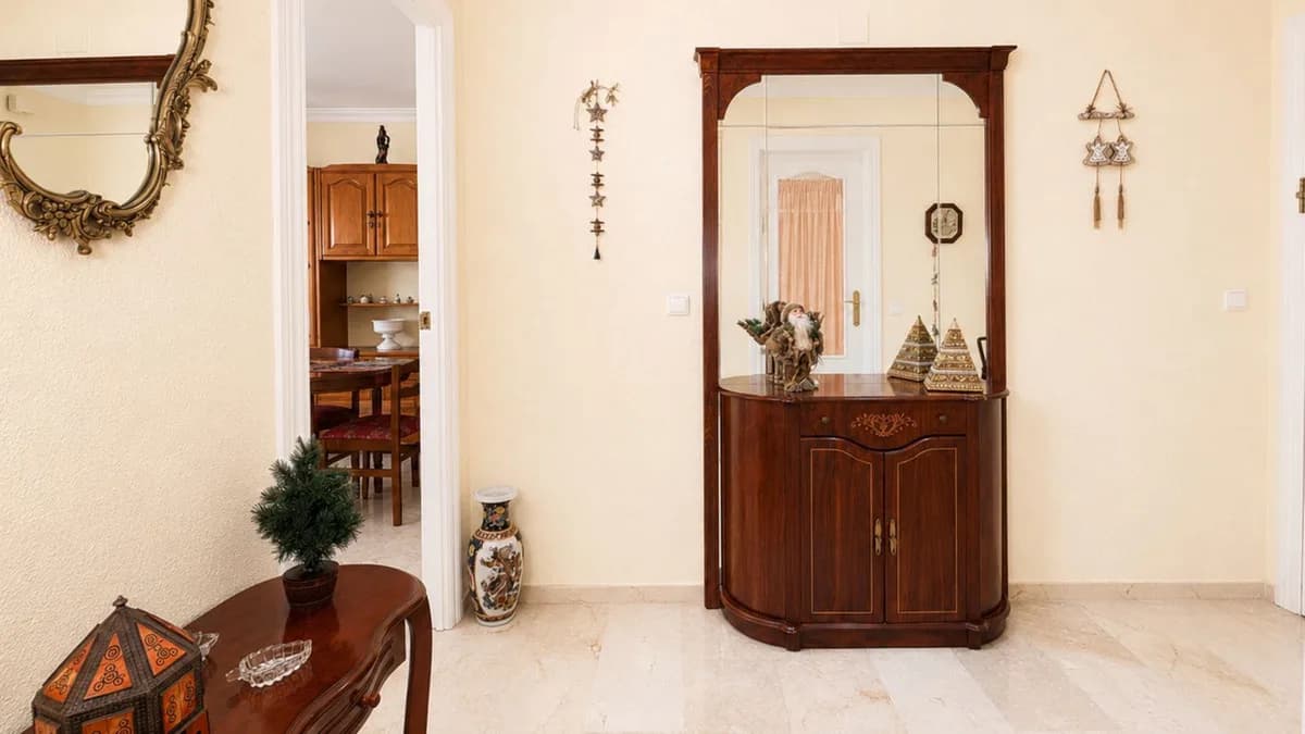 3 Bedroom Middle Floor Apartment for Sale in Estepona, Málaga - Image 4