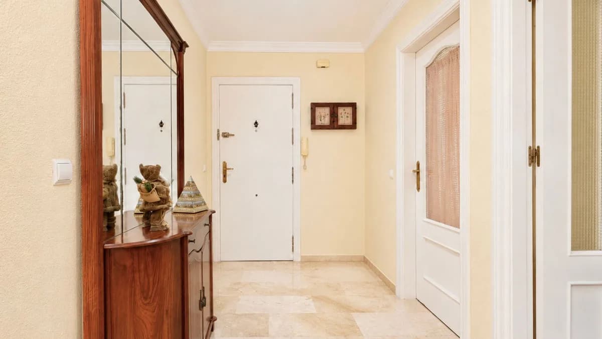 3 Bedroom Middle Floor Apartment for Sale in Estepona, Málaga - Image 6