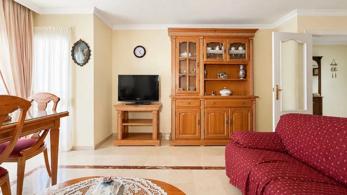 3 Bedroom Middle Floor Apartment for Sale in Estepona, Málaga - Image 7