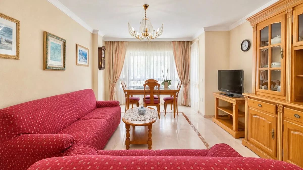 3 Bedroom Middle Floor Apartment for Sale in Estepona, Málaga - Image 8