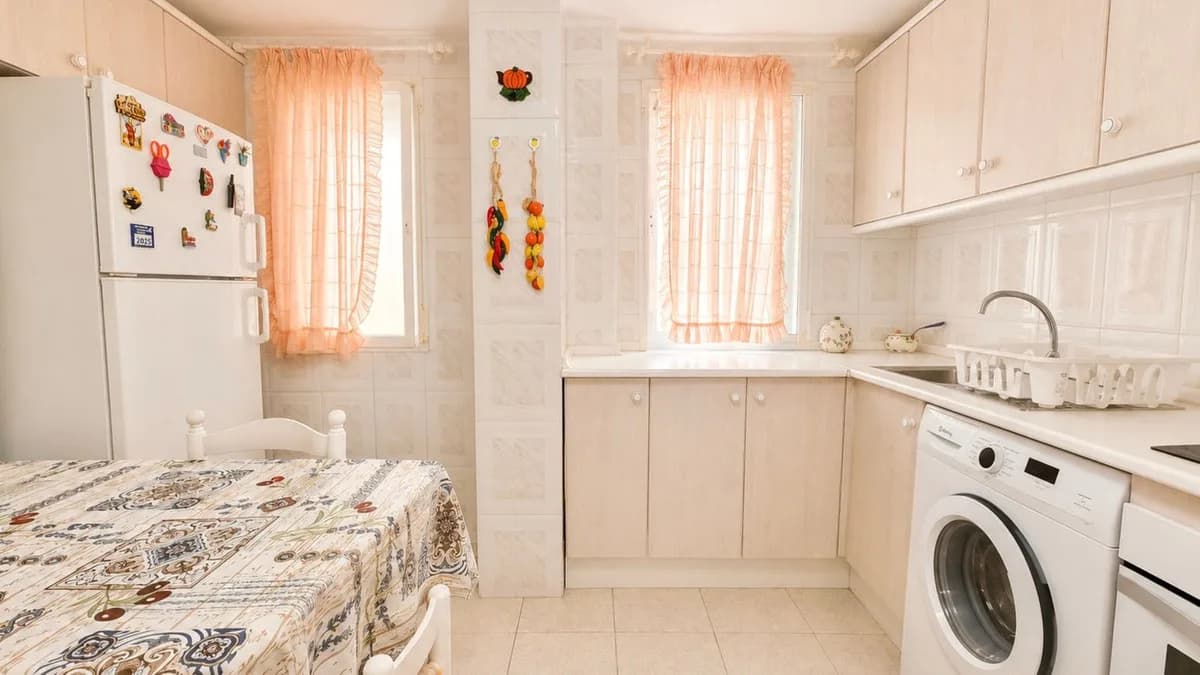 3 Bedroom Middle Floor Apartment for Sale in Estepona, Málaga - Image 9