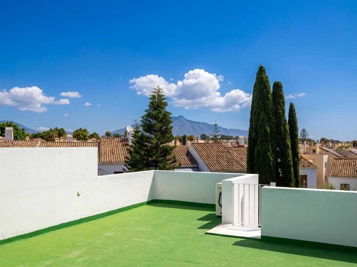 2 Bedroom Penthouse Duplex for Sale in El Paraiso, Málaga - Image 6