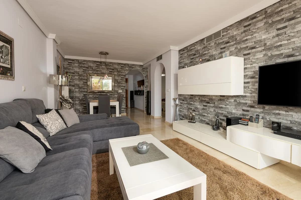 2 Bedroom Penthouse Duplex for Sale in El Paraiso, Málaga - Image 7